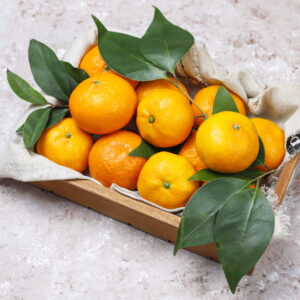 Tangerines (oranges, clementines, citrus fruits) with green leav